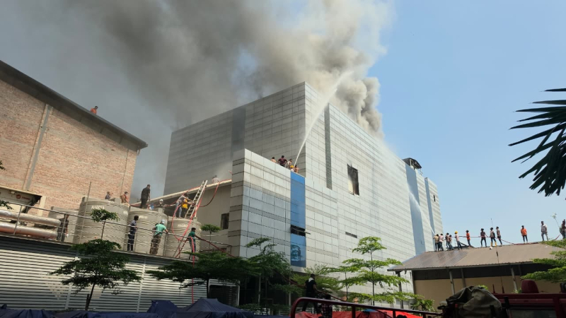 টঙ্গীতে ওষুধ কারখানায় ভয়াবহ অগ্নিকাণ্ড