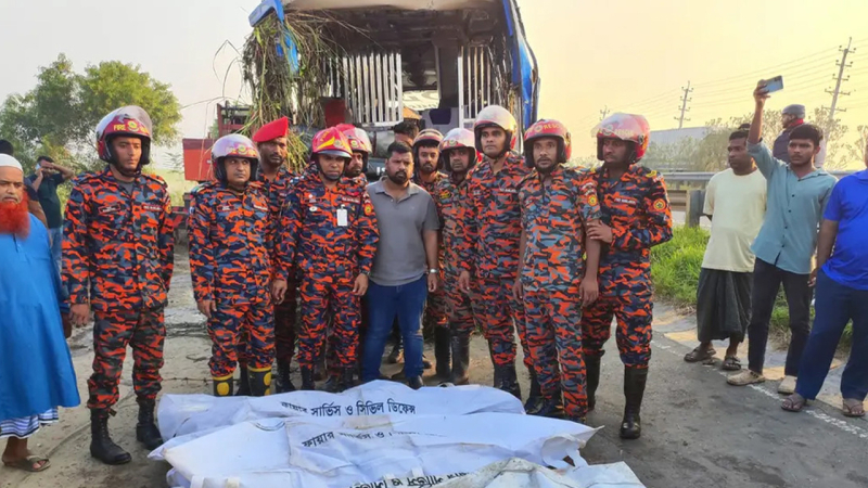 ঢাকা-মাওয়া এক্সপ্রেসওয়েতে বাস খাদে পড়ে নিহত ৩, আহত ১৬