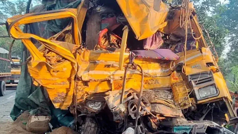 নাটোরে বাস ও ট্রাকের সংঘর্ষে ১৩ জন নিহত