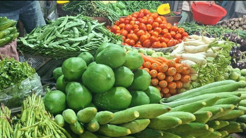 সবজির দামে আগুন, শিম ২০০ টাকা