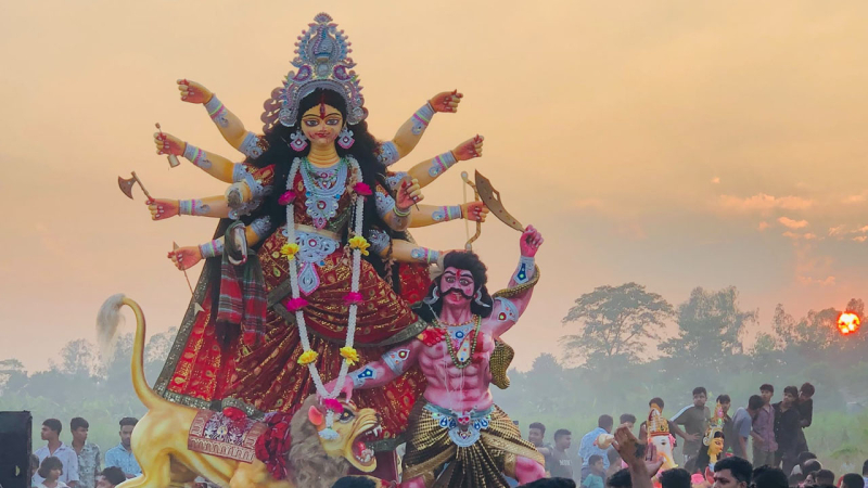 জামালপুরে উৎসবমুখর পরিবেশে দুর্গাপূজার প্রতিমা বিসর্জন