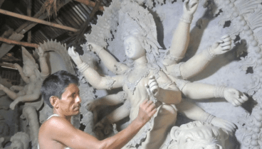 নেত্রকোনার ৫৪৩ মণ্ডপে দুর্গাপূজার জাঁকজমক প্রস্তুতি,  বইছে উৎসবের হাওয়া
