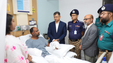 খুলনায় ছিনতাইকারীদের হামলায় আহত পুলিশ পরিদর্শককে দেখতে হাসপাতাল
