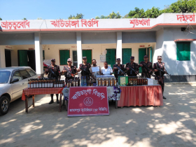দেওয়ানগঞ্জে ২১৫ বোতল ভারতীয় মদসহ প্রাইভেটকার আটক, গ্রেপ্তার ২