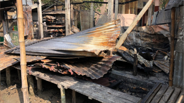 ইসলামপুরে দালালবাড়ি মোড় বাজারে আগুনে পুড়ল ৫ দোকান